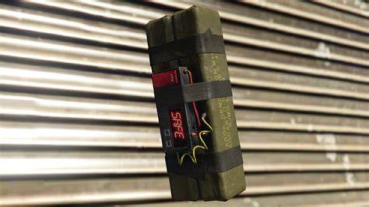 How to explode a sticky bomb in gta 5